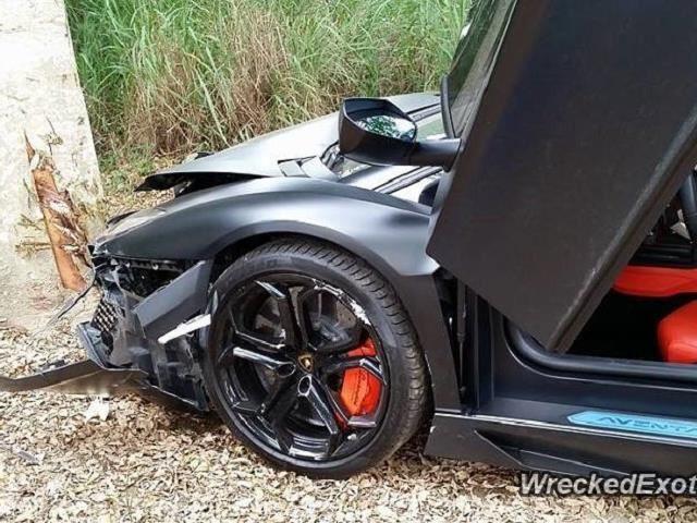 Lamborghini Aventador Tabrak Pohon di Pinggir Jalan 