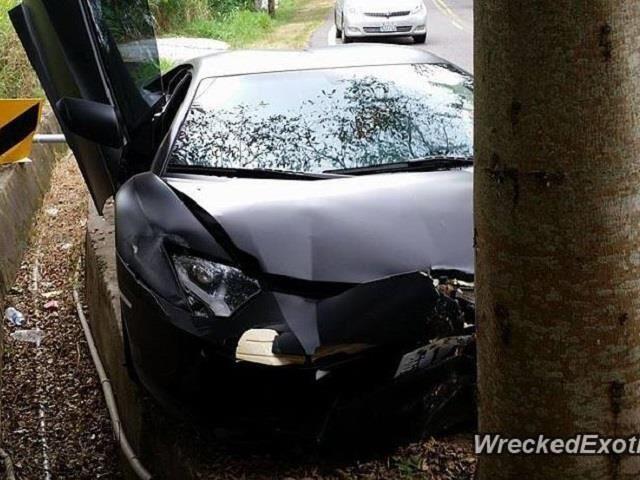 Lamborghini Aventador Tabrak Pohon di Pinggir Jalan 