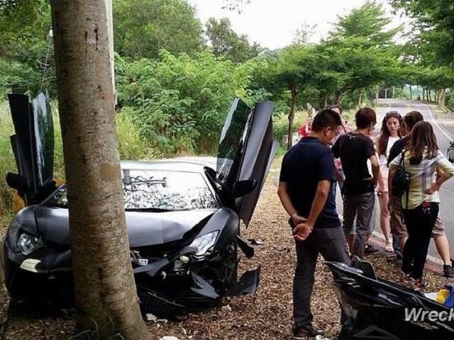 Lamborghini Aventador Tabrak Pohon di Pinggir Jalan 