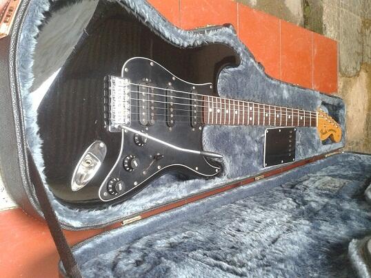 Sale..!!! Fender Stratocaster deluxe series Hss th 2000