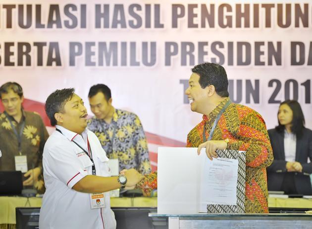 DIBALIK, Suasana pada hari Pengesahan Rekapitulasi Hasil Pilpres 2014