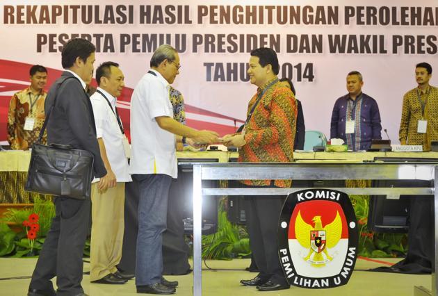 DIBALIK, Suasana pada hari Pengesahan Rekapitulasi Hasil Pilpres 2014
