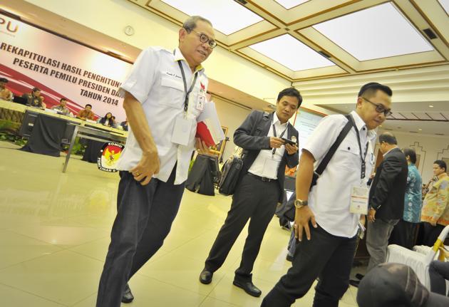 DIBALIK, Suasana pada hari Pengesahan Rekapitulasi Hasil Pilpres 2014