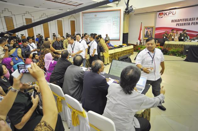 DIBALIK, Suasana pada hari Pengesahan Rekapitulasi Hasil Pilpres 2014