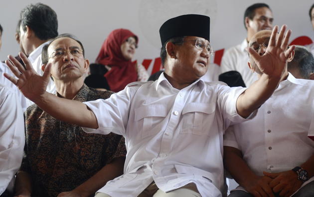 DIBALIK, Suasana pada hari Pengesahan Rekapitulasi Hasil Pilpres 2014