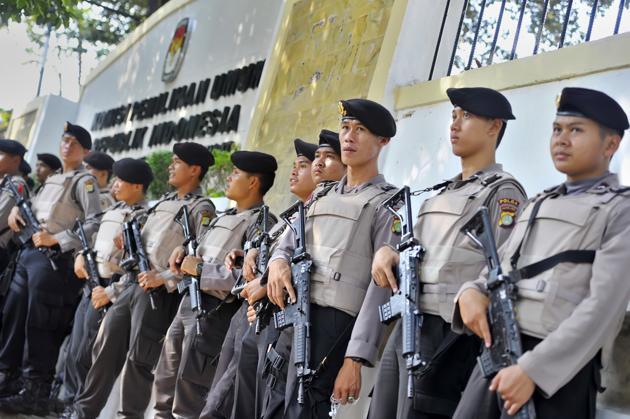 DIBALIK, Suasana pada hari Pengesahan Rekapitulasi Hasil Pilpres 2014