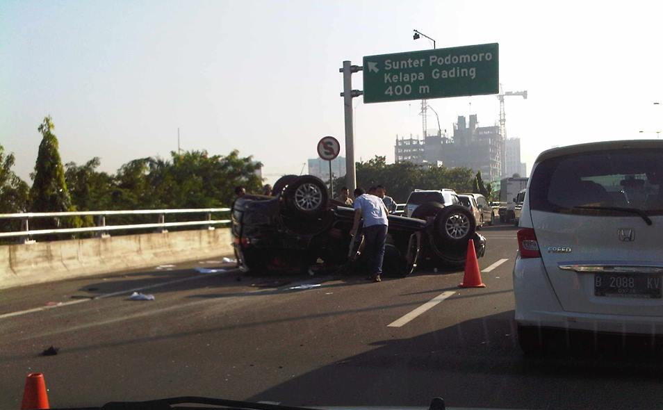 Kecekalaan Tunggal pajero terbalik di exit tol sunter
