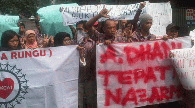&#91;kabar gembira sunatan&#93;Rumah Ahmad Dhani Didemo Relawan Tuna Rungu
