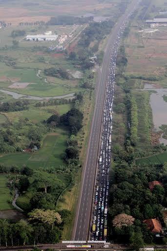 Ini Penampakan Macet Arus Mudik di Pantura dari Udara 