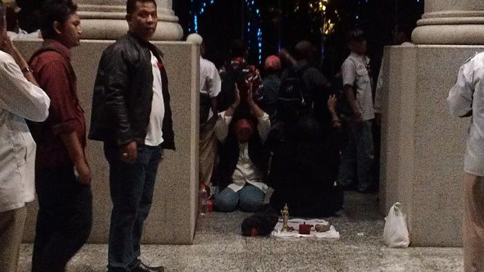 2 Orang Misterius Gelar Ritual Klenik di Gedung MK Jelang Kedatangan Prabowo