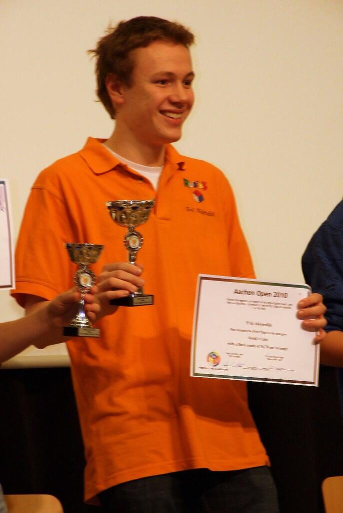 Kamu akan pintar dan kelihatan ganteng saat memainkan permainan ini..