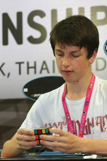 Kamu akan pintar dan kelihatan ganteng saat memainkan permainan ini..