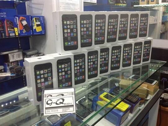 APPLE IPHONE 5S 16GB RP.2.200.000.- SAMSUNG GALAXY S4 I9500 RP.1.400.000,-