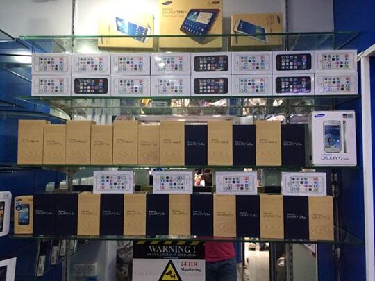 APPLE IPHONE 5S 16GB RP.2.200.000.- SAMSUNG GALAXY S4 I9500 RP.1.400.000,-