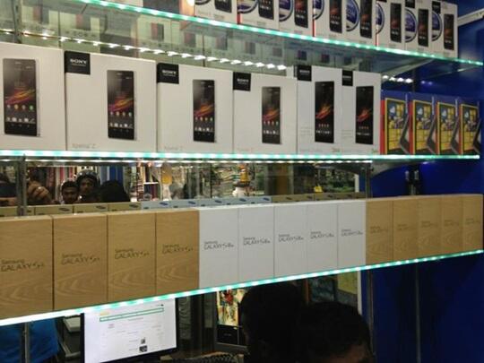 APPLE IPHONE 5S 16GB RP.2.200.000.- SAMSUNG GALAXY S4 I9500 RP.1.400.000,-