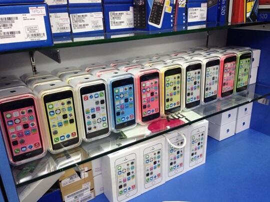 APPLE IPHONE 5S 16GB RP.2.200.000.- SAMSUNG GALAXY S4 I9500 RP.1.400.000,-