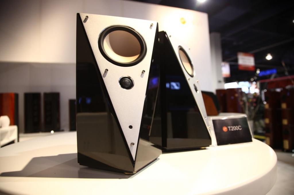 Swan HiVi T200C Review : Enthusiast Desktop Speaker with (near) Perfect Sound!