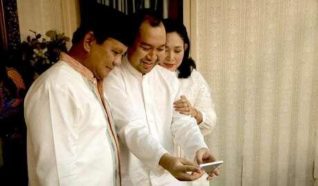 PRABOWO Posting Foto Selfie Bareng KELUARGA 