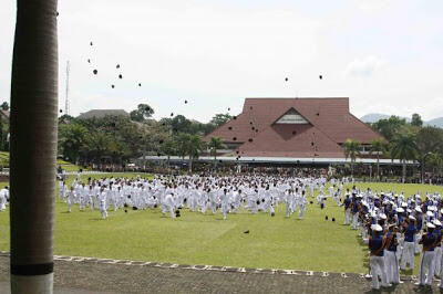 Masih nyimpen gak baju SMA trakir gan?? ato Moment terindah wisuda agan2??