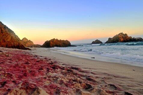 Pantai Cantik dengan Warna Paling Aneh