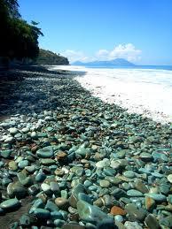 Pantai Cantik dengan Warna Paling Aneh