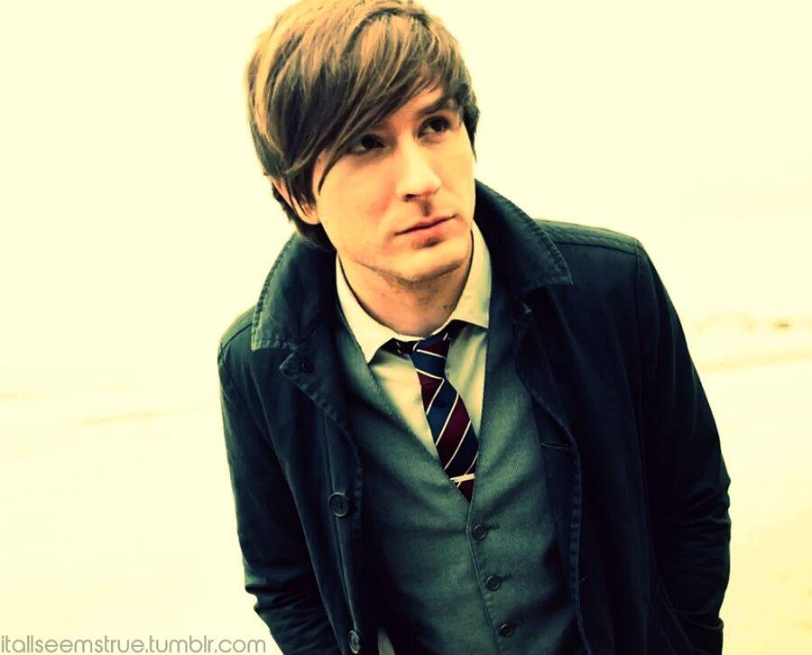Adam Young from Owl City and His Insomniac Result. Come In Owlers !