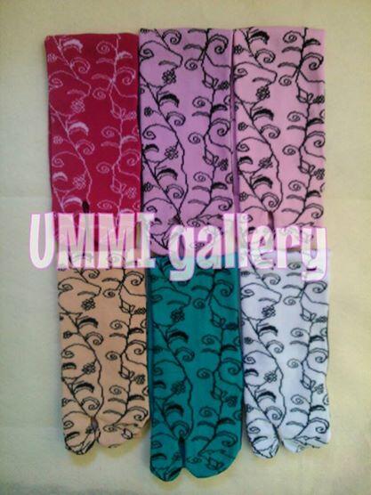 kaos kaki batik