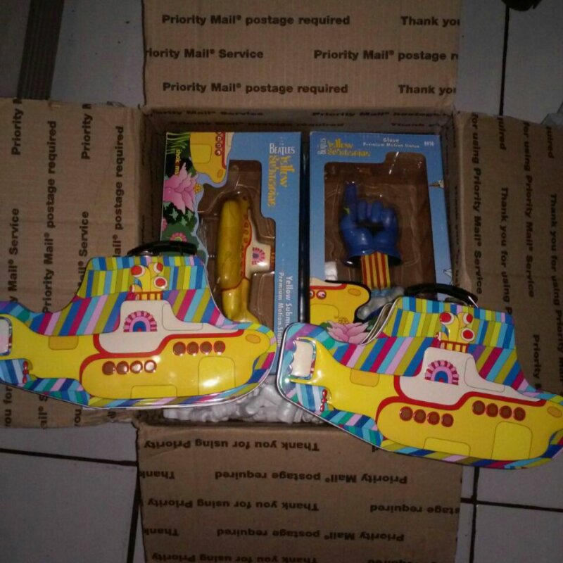 The Beatles Official Memorabilia (Tin Tote n Motion Statue Yellow Submarine)