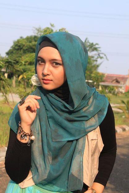 Video Cewek Hijab Cantik Bening Nyanyi