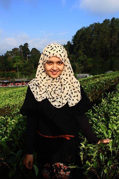 Video Cewek Hijab Cantik Bening Nyanyi