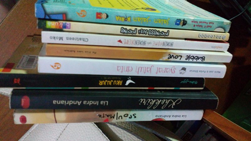 Sell second hand buku korea, novel, kpop album, dan baju baju obral.
