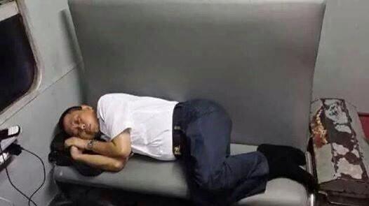 Ternyata orang 1 di KAI pun tidur nya di kereta ekonomi