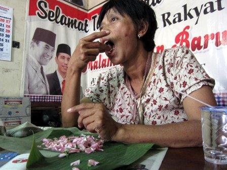 &#91;Dukun Wowo Lewat&#93; Relawan Bernama Naga Mas Ini Terbiasa Makan Bunga Kantil dan Mawar