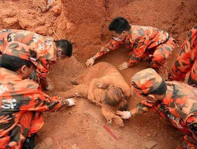 kisah nyata pengorbanan seorang ibu ketika terjadi bencana gempa
