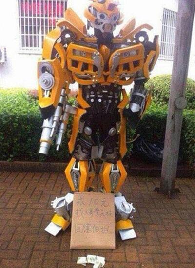 Di Tiongkok, Bumblebee (Transformers) Jadi Pengemis