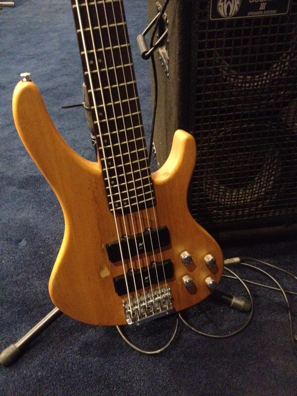 Bass washburn XB-600 mantab banget !