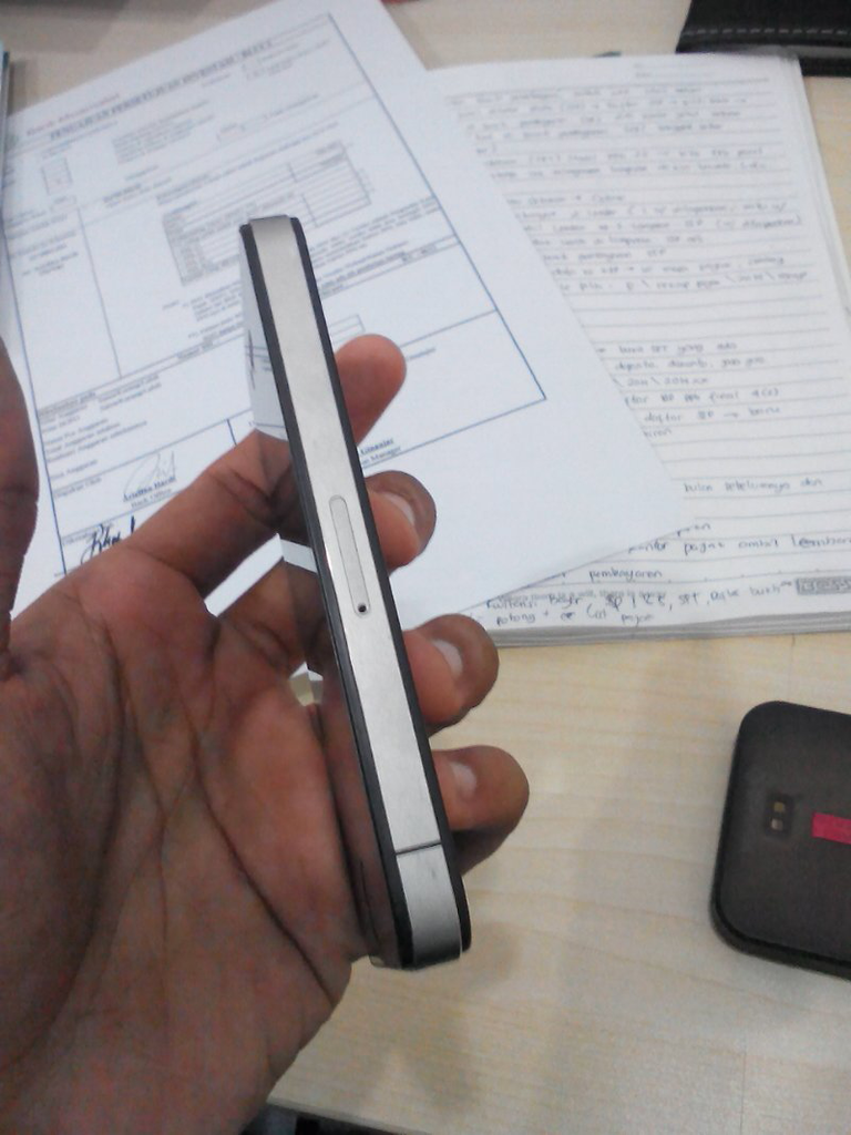 iPhone 4 GSM Black 16GB Kondisi Maknyuss Murah Aja gan!!