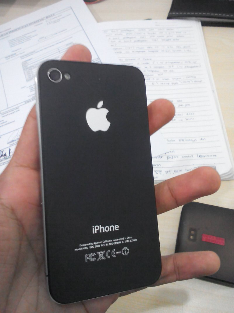 iPhone 4 GSM Black 16GB Kondisi Maknyuss Murah Aja gan!!