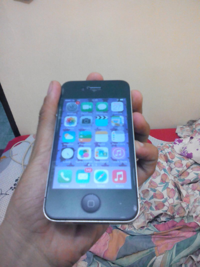 iPhone 4 GSM Black 16GB Kondisi Maknyuss Murah Aja gan!!