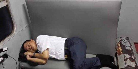 4 Foto pejabat dan aparat sedang tidur ini bikin heboh