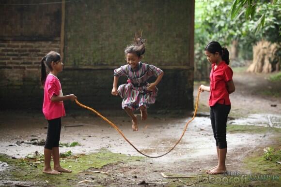 Ada yang masih inget urutan main lompat karet/tali/skipping nggak gan?