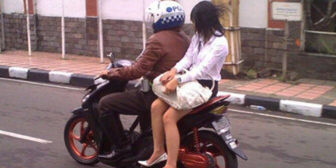 7 Kebiasaan Berbahaya Wanita Saat Naik Motor