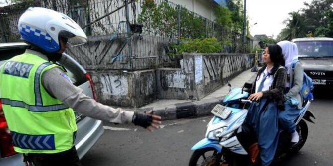 7 Kebiasaan Berbahaya Wanita Saat Naik Motor