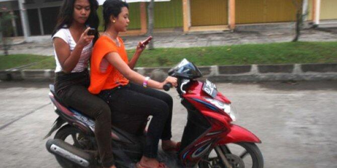 7 Kebiasaan Berbahaya Wanita Saat Naik Motor