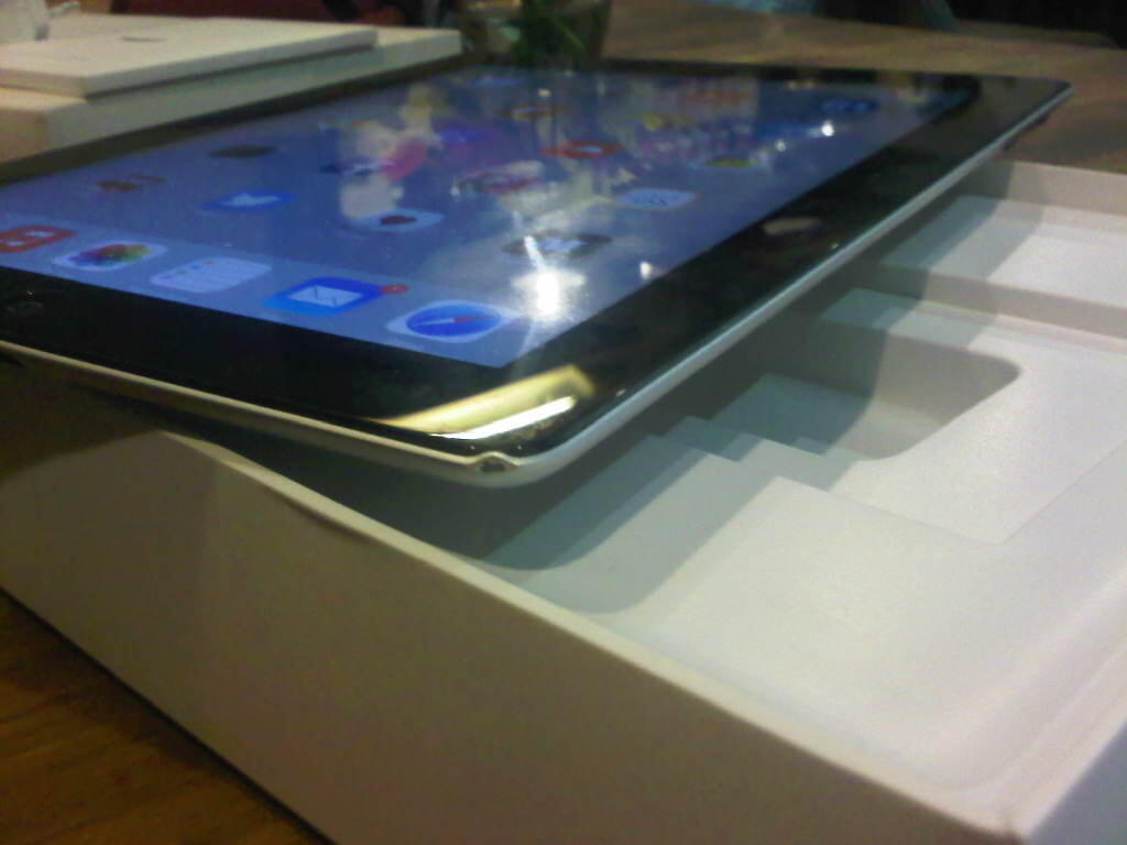 iPAd 2 32GB Wifi Cellular Fullset Bonus Capdase