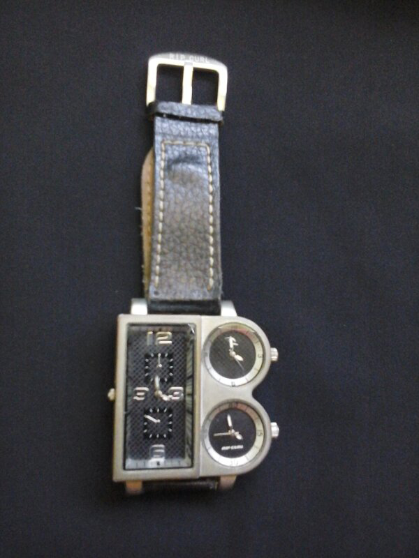 bongkar lemari jaket jail, jaket humvee, jam ripcurl, sandal eiger
