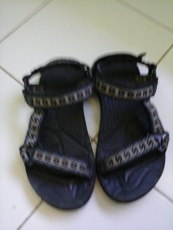 bongkar lemari jaket jail, jaket humvee, jam ripcurl, sandal eiger