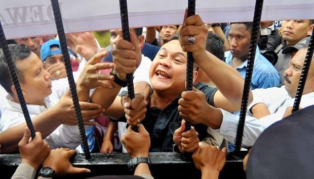 Massa Prabowo Marah Dilarang Masuk Ruang Sidang