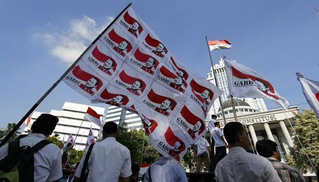 Pendukung Prabowo Terobos Barikade dengan Motor