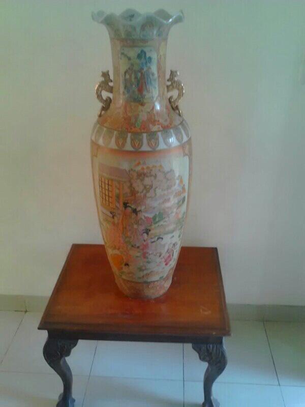 Guci Besar Ukiran Tiongkok